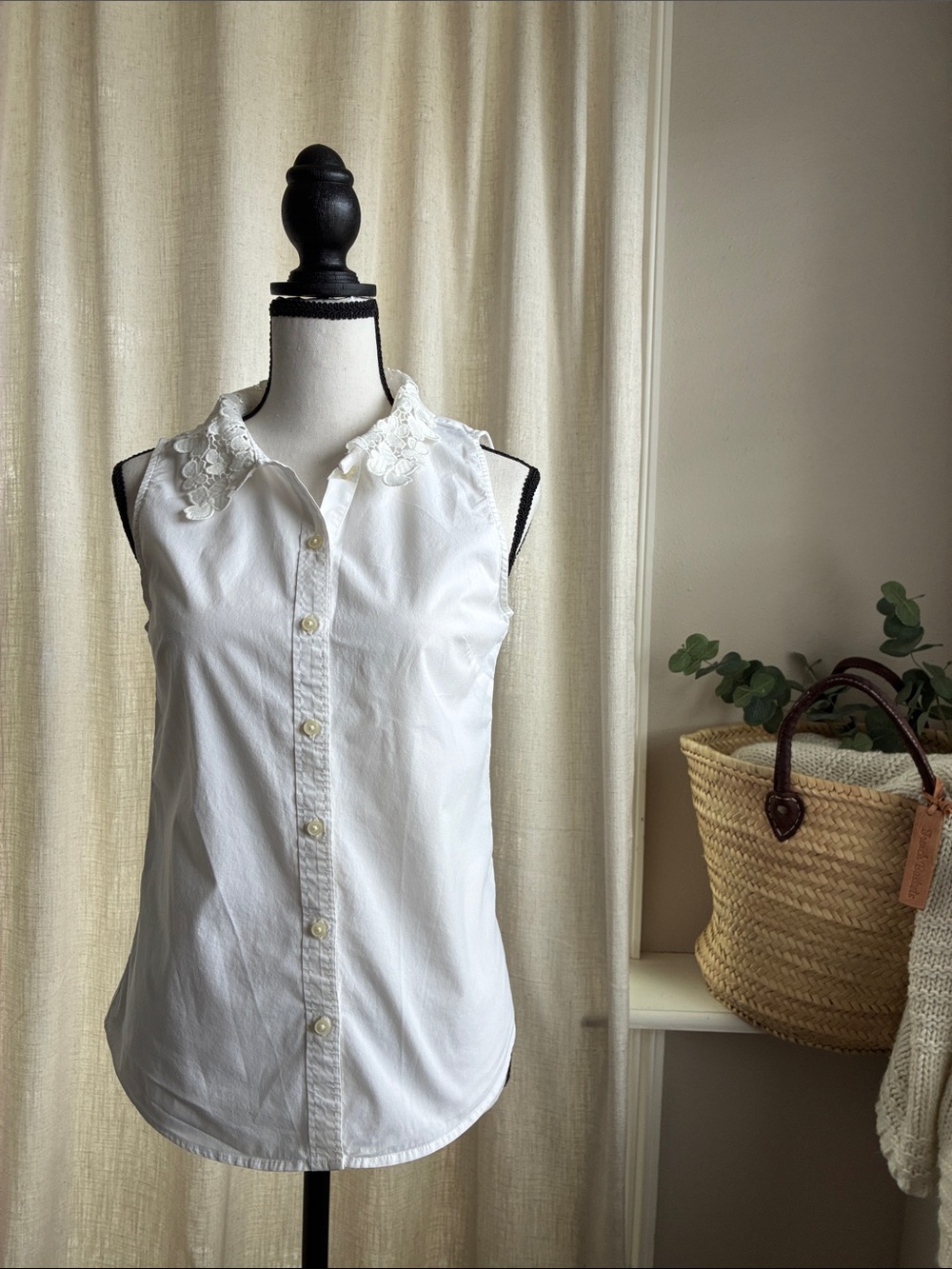 Banana Republic White Sleeveless Button-Down Blouse with Lace Collar